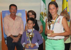 Los ganadores recogieron los trofeos.