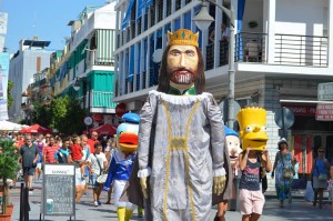 Desfile de gigantes y cabezudos por la calles de la localidad costera. 