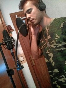 Serafín García grabando la voz para el EP.