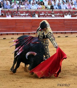 Morante de la Puebla, de azul marino y oro, pinchazo y casi entera, ovación con saludos tras petición; y estocada, ovación con saludos.