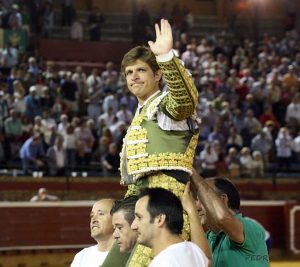 Julián López “El Juli”, de verde botella y oro, estocada, dos orejas; y estocada, dos orejas.