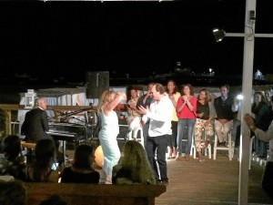 Carmen Pareja-Obregón al baile de sevillanas con Ernesto Serrano, anfitrión de los artistas en el Horizontal Beach Club