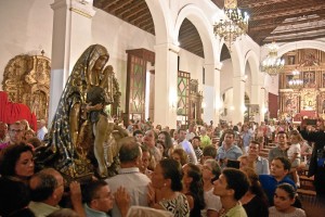 La Virgen toda la parrloquia ante la mirada de sus devotos