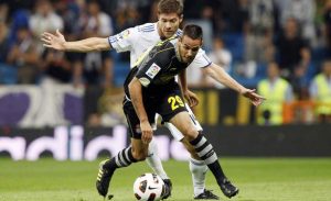 Manu Molina, en un lance de un partido ante el Real Madrid. / Foto: www.recreativohuelva.com.