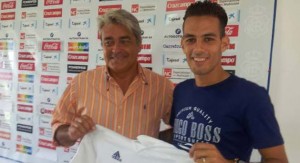 Manu Molina, junto a Fernando Iturbe, secretario técnico del club. / Foto: www.recreativohuelva.com.