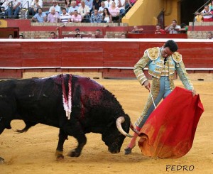  Enrique Ponce, de celeste y oro, media estocada baja y descabello, silencio; pinchazo y estocada tras aviso, una oreja./Foto: Pedro Delgado.