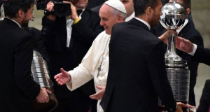 El Papa, en su recepción al San Lorenzo de Almagro, del que es seguidor, tras conquistar la Copa Libertadores. / Foto: www.sanlorenzo.com.ar.