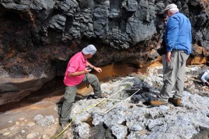 Eduardo, en un islote llamado Ilhéu da Cima, que pertenece a la isla de Porto Santo en Madeira. Se encuentra junto a Markes Johnson del Willians College de Massachusset, fotografiando un arrecife de coral instalado sobre un sustrato de rocas volcánicas (basaltos) con una edad de 11 millones de años.