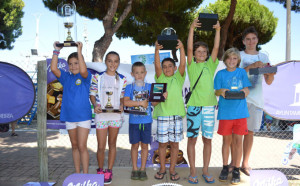 Los jóvenes ganadores del tradicional Concurso de Pesca en Punta Umbría.