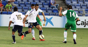 Rubén Mesa en una acción del partido ante los verdiblancos. / Foto: Josele Ruiz.