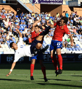 Jesús Vázquez intenta un remate de manera acrobática. / Foto: Josele Ruiz.