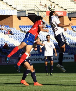 Menosse fue un baluarte atrás, en especial en los balones por alto. / Foto: Josele Ruiz.