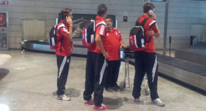 Miembros de la expedición del Recre esperan el equipaje en el aeropuerto de Loiu, en Bilbao. / Foto: @recreoficial.