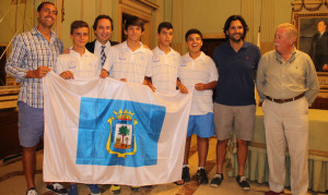 Remesal obsequió a los jugadores con una bandera de Huelva para esta cita.