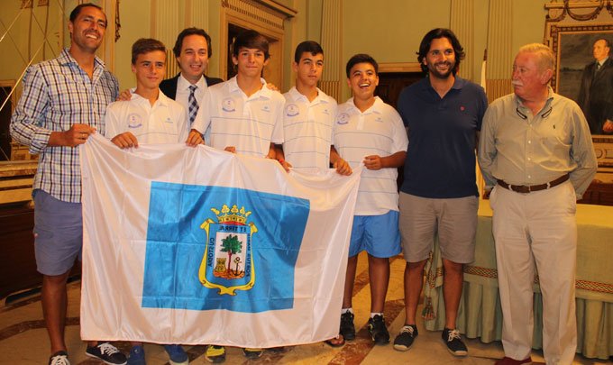 Remesal obsequió a los jugadores con una bandera de Huelva para esta cita.