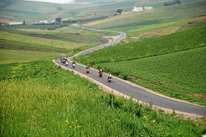 Vespas en ruta por la carretera. 