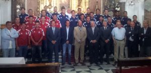 La gran familia del Recre, ante el altar de la Virgen de la Cinta. / Foto: www.recreativohuelva.com.