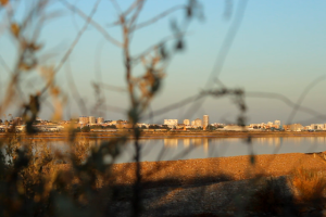 Huelva de fondo y las salinas.