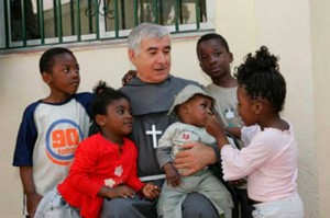 Padre Isidoro Macías con niños inmigrantes./ Foto: www.elmundo.es