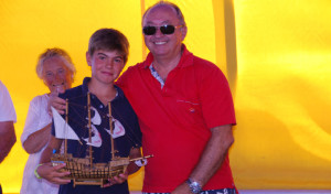 Pepe Toronjo, con su trofeo como gandor del Memorial Ricardo Terrades, junto al presidente del RCMTPU, Jorge Díaz.