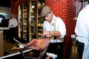 Las exhibiciones de corte de jamón han sido uno de los atractivos. / Foto: Yamila Lomba. 