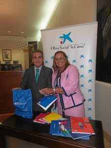 La vicepresidenta de la Diputación de Huelva, María Luisa Faneca, y el director territorial de Caixabank de Andalucía Occidental, Rafael Herrador, en la firma del convenio.