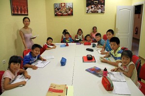 Clases de chino para niños inmigrantes chinos en el Centro Hipánico Asiático.