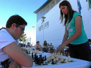 Jóvenes jugando al ajedrez en ediciones pasadas.