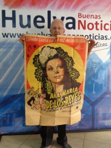 Francisco sosteniendo el cartel del debut de Ana María en México. 