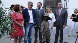 Las autoridades y el autor de la obra.