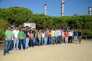 Foto de familia de los estudiantes que han realizado sus prácticas en Cepsa en Palos de la Frontera.