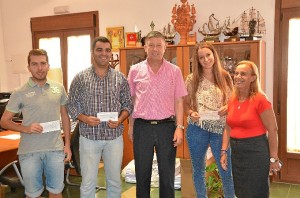 Carmelo entregando becas a estudiantes palermos.