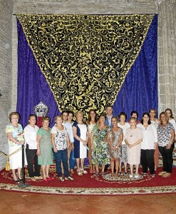 Las bordadoras del taller municipal que han bordado el manot de la Virgen.