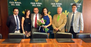 Carolina Marín y su madre, Antonia Martín, junto a los directivos de la Caja Rural.