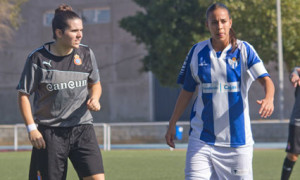 Anita con Andrea, imagen del partido de la temporada pasada. / Foto: Juanma Arrazola.