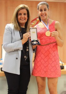 La Ministra Fátima Báñez entrega la Medalla de Bronce al Mérito Deportivo a Carolina Marín. / Foto: CSD.