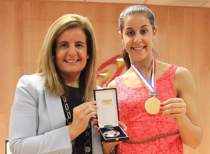 La Ministra Fátima Báñez entrega la Medalla de Bronce al Mérito Deportivo a Carolina Marín. / Foto: CSD.