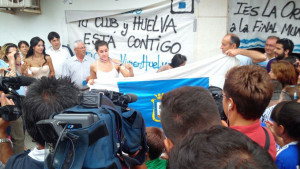 Carolina, abrumada ante los medios en pleno recibimiento. / Foto: Recre IES La Orden.