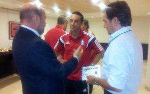 El presidente del Recre, Pablo Comas, y el consejero Antonio Martín, en la concentración albiazul en Santander. / Foto: @recreoficial.