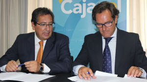 Momento de la firma de la renovación del convenio de colaboración entre Cajasol y el Recre.