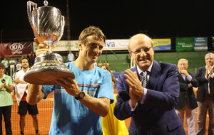 Tommy Robredo, con la Copa de Rey de tenis.