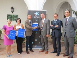 Foto de familia tras la entrega del material escolar.