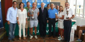 Los ganadores del torneo junto a patrocinadores y organizadores del evento.