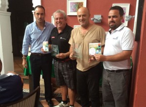 De izquierda a derecha: Kostka Horno (director Isla Canela Golf),  Rafael Rivas, Benito Ostos ganadores,  Jose Luis Márquez (Circuito Atlántico).