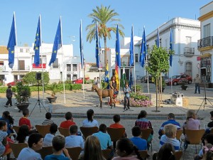 Las lecturas se han llevado a cabo junto a la escultura que la ciudad del Nobel dedicó al entrañable personaje.