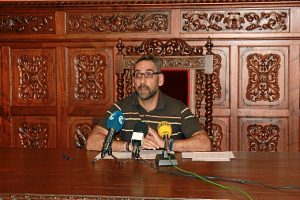 El alcalde de Ayamonte, Antonio Castillo, en rueda de prensa.