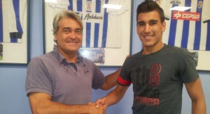 Fernando Iturbe, secretario técnico del Recre, junto a Diego Jiménez, nuevo jugador albiazul. / Foto: www.recreativohuelva.com.