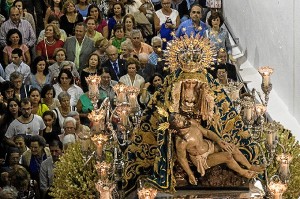 La Virgen de las Angustias, saliendo de su parroquia. 