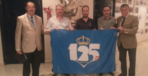 El Recre entregó la bandera del 125 Aniversario a las autoridades de Nerva. / Foto: www.recreativohuelva.com.