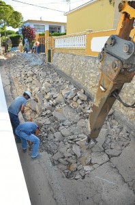 Una imagen de los trabajos de rehabilitación en una de las calles del núcleo costero. 